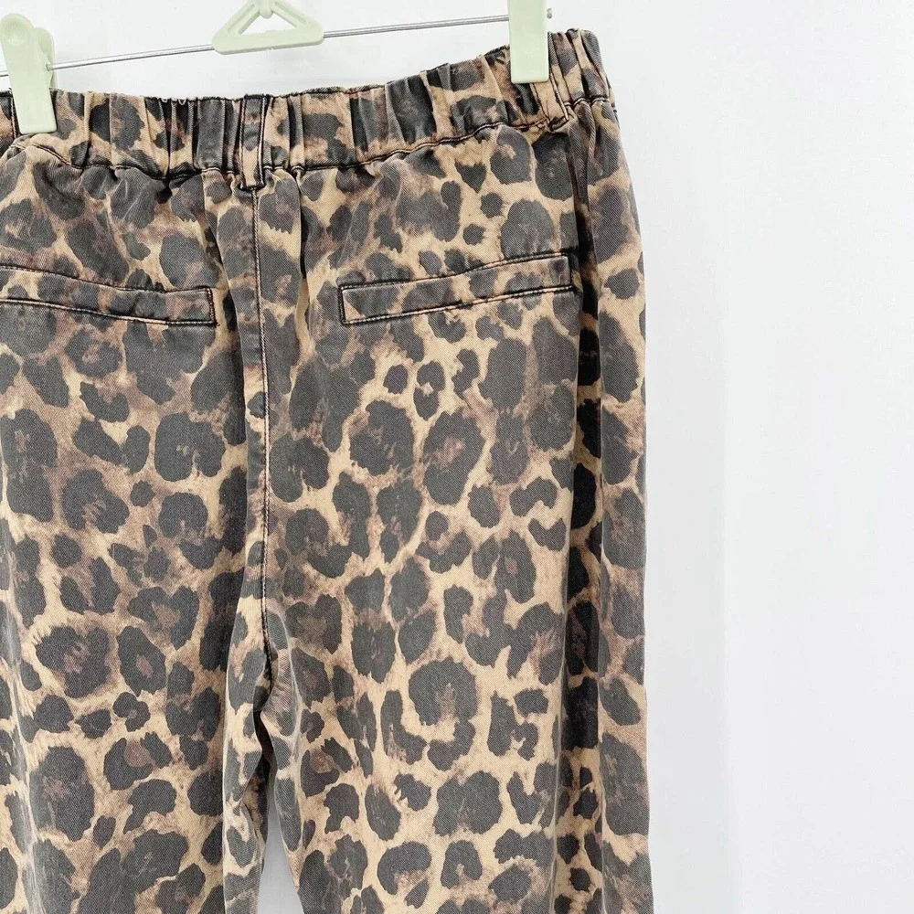 Pam & Gela Cropped Pants Leopard Print‎ Pinstripe Size M Tapered Leg Buttons